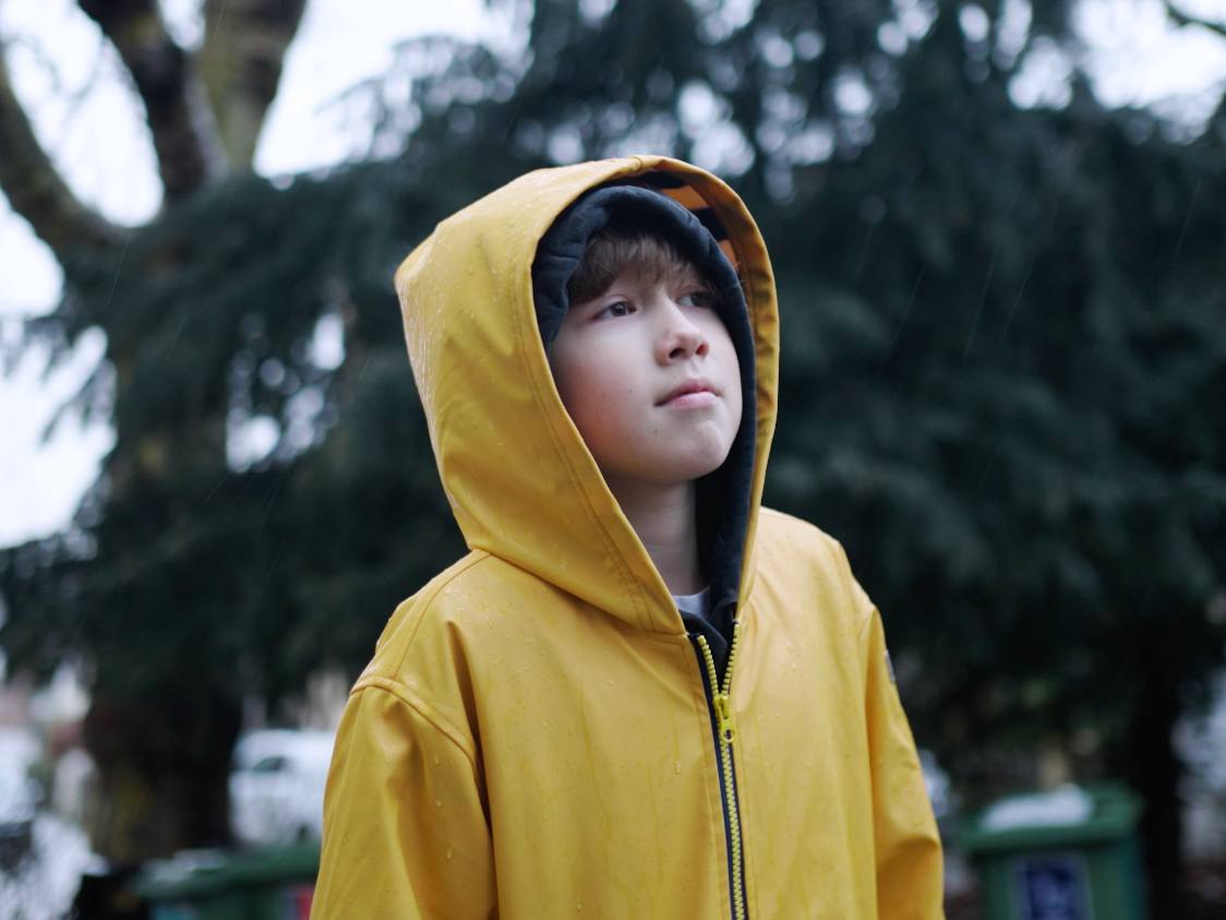 Child using Loupe in a city